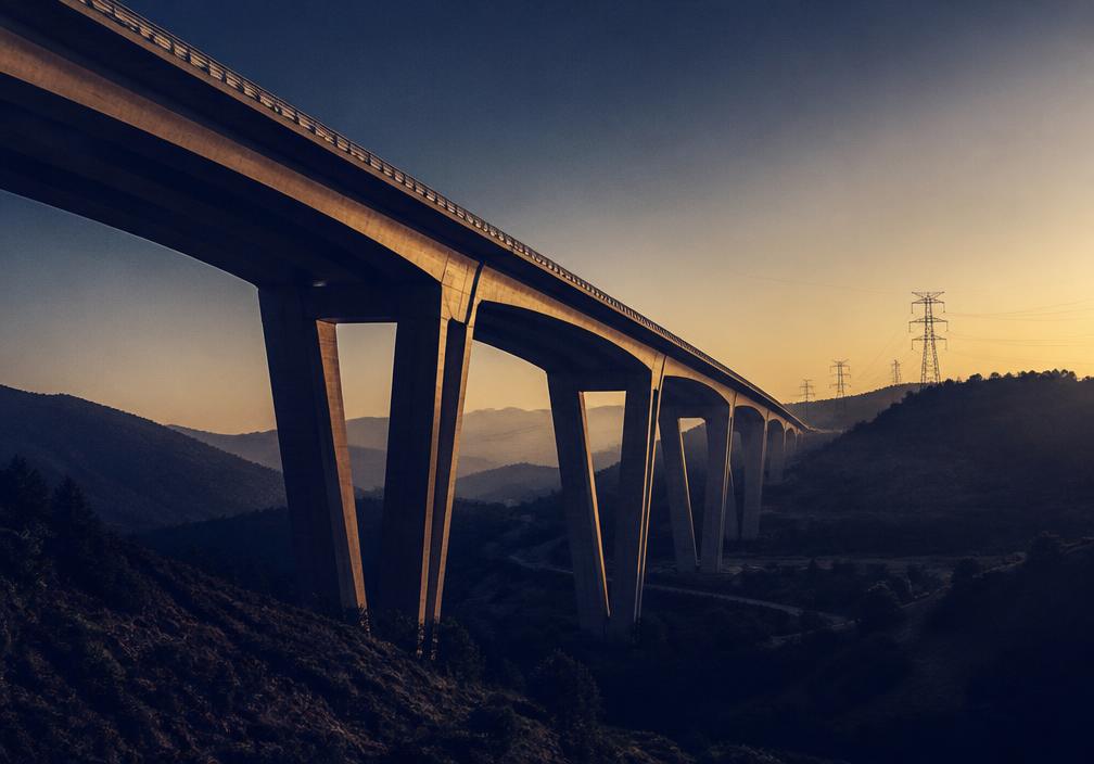 Viaduto rodoviário sobre vale ao amanhecer